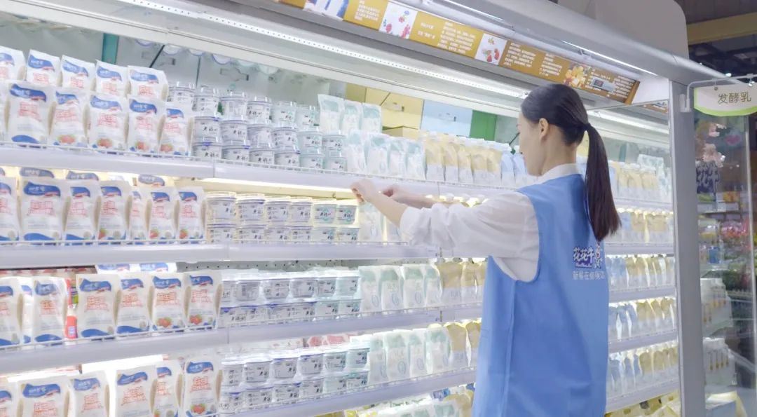 點贊！河南日報要聞02版——報道花花牛乳業(yè)集團(tuán)鄭州分公司乳制品生產(chǎn)場景，彰顯花花牛乳業(yè)集團(tuán)發(fā)展新活力