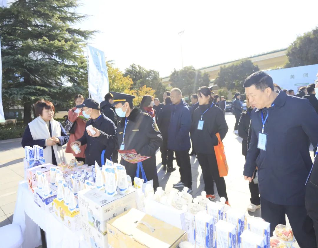 花花牛丨落實食品生產(chǎn)加工企業(yè)質(zhì)量安全主體責(zé)任,助力人民群眾生活更美好——2023年河南省暨鄭州食品安全宣傳周啟動儀式隆重舉行 花花牛丨落實食品生產(chǎn)加工企業(yè)質(zhì)量安全主體責(zé)任,助力人民群眾生活更美好——2023年河南省暨鄭州食品安全宣傳周啟動儀式隆重舉行