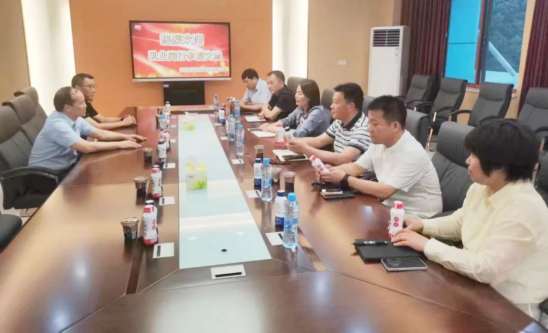 參觀拓思路 交流促發(fā)展 | 集團(tuán)領(lǐng)導(dǎo)參加中乳協(xié)第二十九次年會暨中國(國際)乳業(yè)技術(shù)博覽會并到江西陽光乳業(yè)參觀座談 參觀拓思路 交流促發(fā)展 | 集團(tuán)領(lǐng)導(dǎo)參加中乳協(xié)第二十九次年會暨中國(國際)乳業(yè)技術(shù)博覽會并到江西陽光乳業(yè)參觀座談