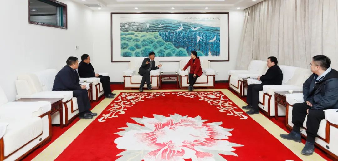 發(fā)揮產(chǎn)業(yè)優(yōu)勢(shì) 助力鄉(xiāng)村振興 | 民權(quán)縣委副書記、縣長(zhǎng)王靜嫻會(huì)見(jiàn)關(guān)曉彥董事長(zhǎng)一行
