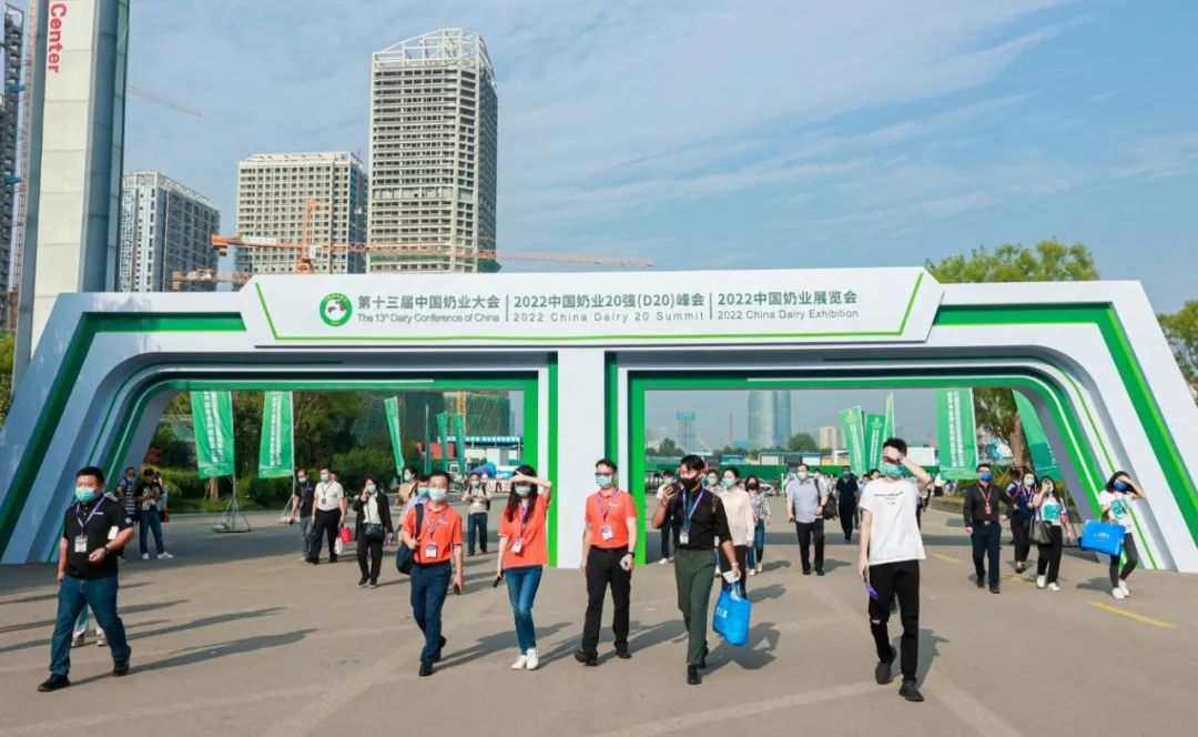 第十三屆奶業(yè)大會暨D20峰會在泉城濟(jì)南召開 | 花花牛乳業(yè)榮膺“優(yōu)秀乳品加工企業(yè)” 第十三屆奶業(yè)大會暨D20峰會在泉城濟(jì)南召開 | 花花牛乳業(yè)榮膺“優(yōu)秀乳品加工企業(yè)”