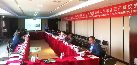 中原地區(qū)首個(gè)“荷蘭奶業(yè)技術(shù)中心”落戶花花牛 ——中荷奶業(yè)發(fā)展中心和河南花花牛攜手助力中國(guó)奶業(yè)發(fā)展 中原地區(qū)首個(gè)“荷蘭奶業(yè)技術(shù)中心”落戶花花牛 ——中荷奶業(yè)發(fā)展中心和河南花花牛攜手助力中國(guó)奶業(yè)發(fā)展