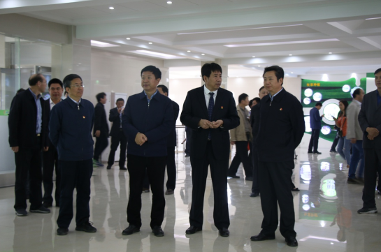 河南省農牧業產業扶貧工作觀摩團蒞臨花花牛集團·魯山瑞亞牧業有限公司參觀考察