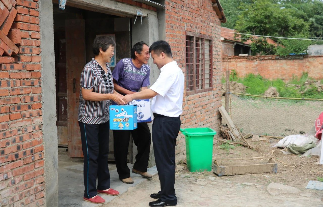 花花牛乳業集團走訪慰問貧困戶 結對幫扶暖人心