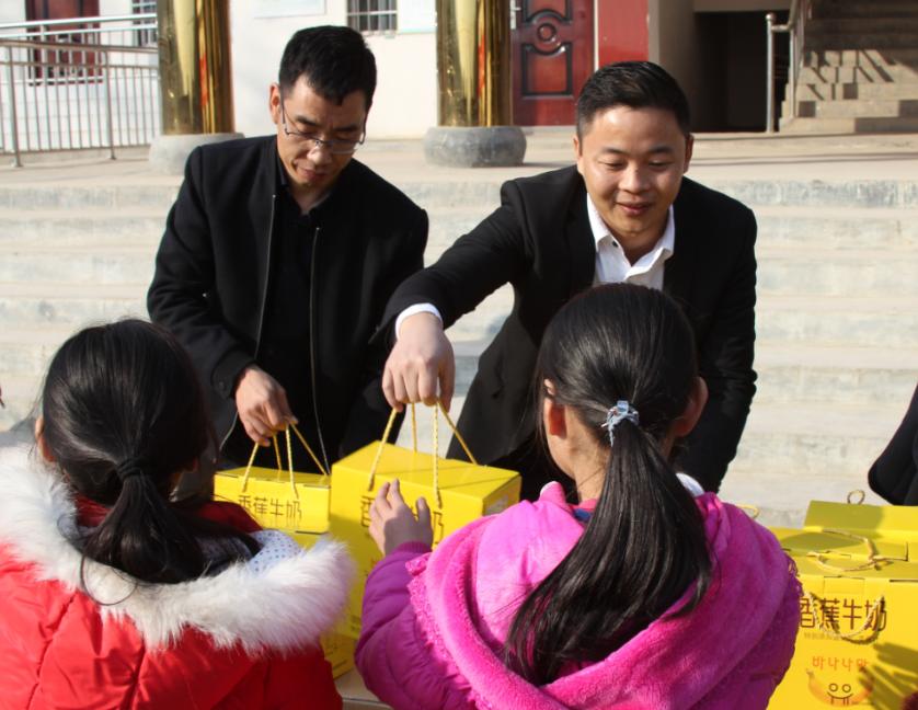 花花牛走進(jìn)新密白龍廟村 讓山區(qū)的孩子喝到最新鮮的牛奶 花花牛走進(jìn)新密白龍廟村 讓山區(qū)的孩子喝到最新鮮的牛奶