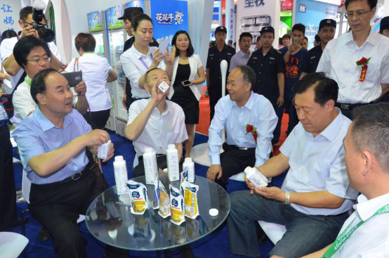 花花牛牛氣沖天！農業部長品嘗“領暢”點贊，又獲國際奶業平臺青睞