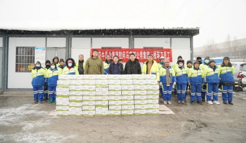 慰問一線環(huán)衛(wèi)工，禮贈(zèng)新鮮花花牛